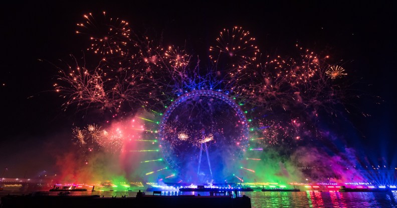 Londres s'illumine de vert et de rose lors d'un feu d'artifice du Nouvel An sur le thème de Wicked Londres s'illumine de vert et de rose lors d'un feu d'artifice du Nouvel An sur le thème de Wicked