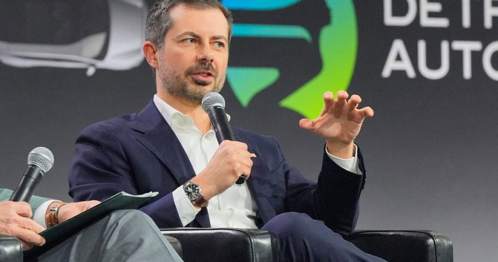 Pete Buttigieg félicite les manifestants qui gagnent le combat à Minneapolis Pete Buttigieg félicite les manifestants qui gagnent le combat à Minneapolis