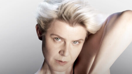 Robyn embrasse le plaisir, la FIV et la liberté pop sur son nouvel album « Sexistential »