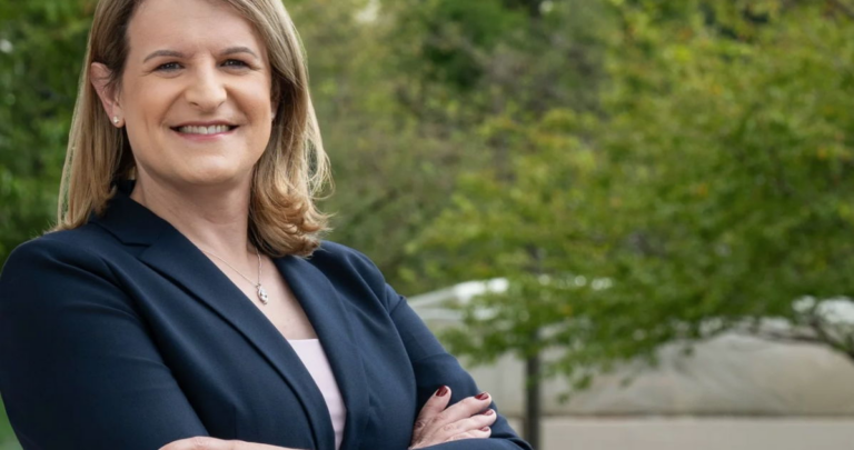 Trump l'a expulsée de la Space Force. Elle riposte désormais en se présentant au Congrès. Trump l'a expulsée de la Space Force. Elle riposte désormais en se présentant au Congrès.