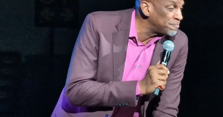 Un ancien chanteur de gospel gay qui a joué pour Obama aurait violé et agressé son assistant