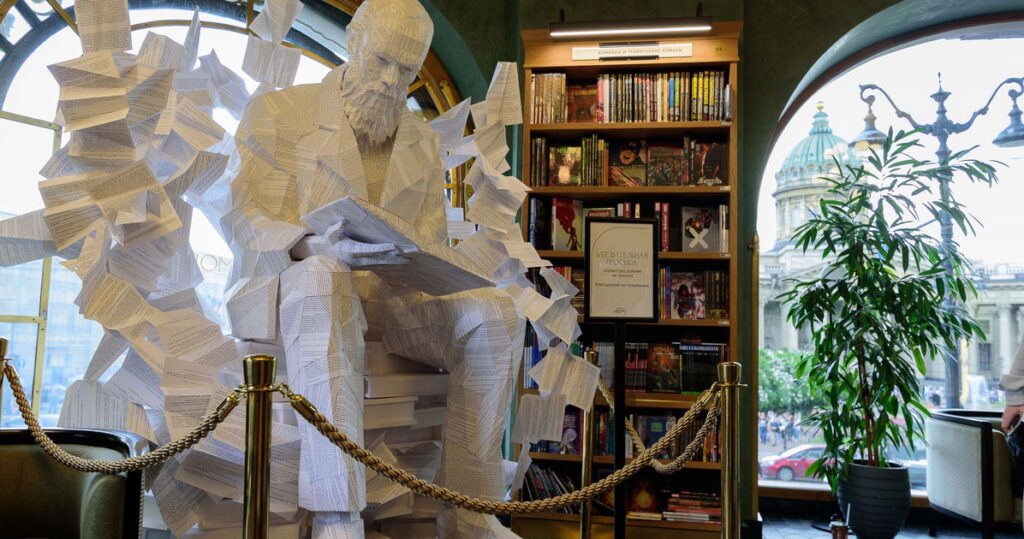 Un éditeur russe ferme une maison d'édition connue pour vendre des livres LGBTQ+ après une descente du gouvernement Un éditeur russe ferme une maison d'édition connue pour vendre des livres LGBTQ+ après une descente du gouvernement