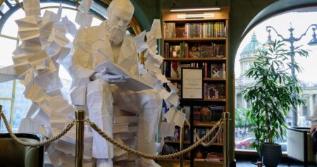 Un éditeur russe ferme une maison d'édition connue pour vendre des livres LGBTQ+ après une descente du gouvernement