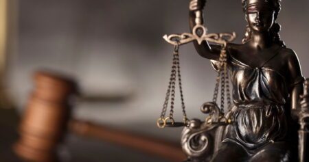 Un juge fédéral condamne la tentative du DOJ d'« intimider et de harceler » les patients trans et les hôpitaux