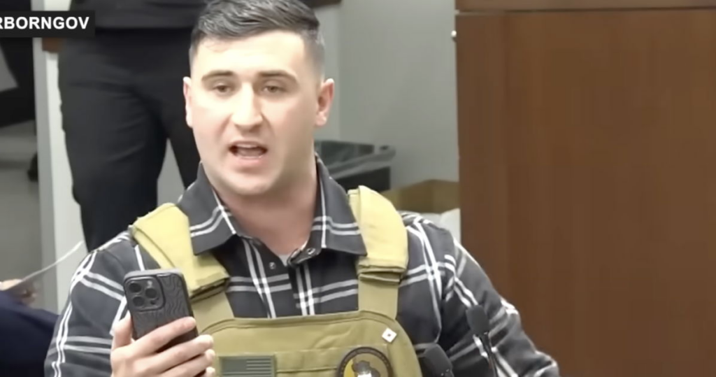 Une femme trans noire aide un raciste de MAGA à échapper à une foule violente Une femme trans noire aide un raciste de MAGA à échapper à une foule violente