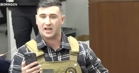 Une femme trans noire aide un raciste de MAGA à échapper à une foule violente