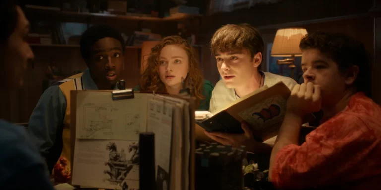 Voici pourquoi tout le monde pense que Stranger Things a un épisode 9 secret Caleb McLaughlin, Sadie Sink, Noah Schnapp, and Gaten Matarazzo in the Stranger Things finale