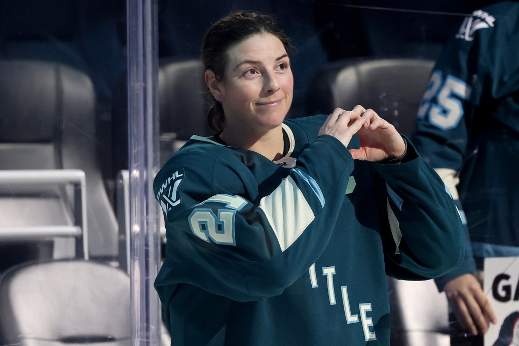 Hilary Knight #21 du Seattle Torrent réagit après le match contre le Minnesota Frost au Climate Pledge Arena. Elle tient une main en forme de coeur