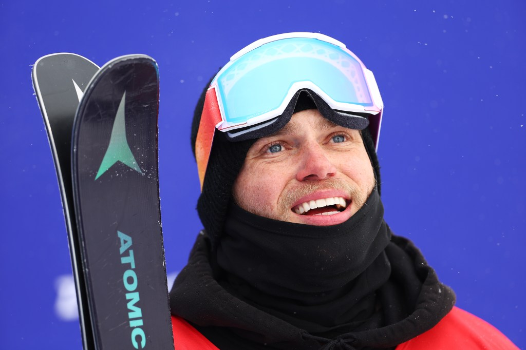 Gus Kenworthy, de Team Great Britain, réagit après sa deuxième course lors du ski acrobatique masculin Freeski