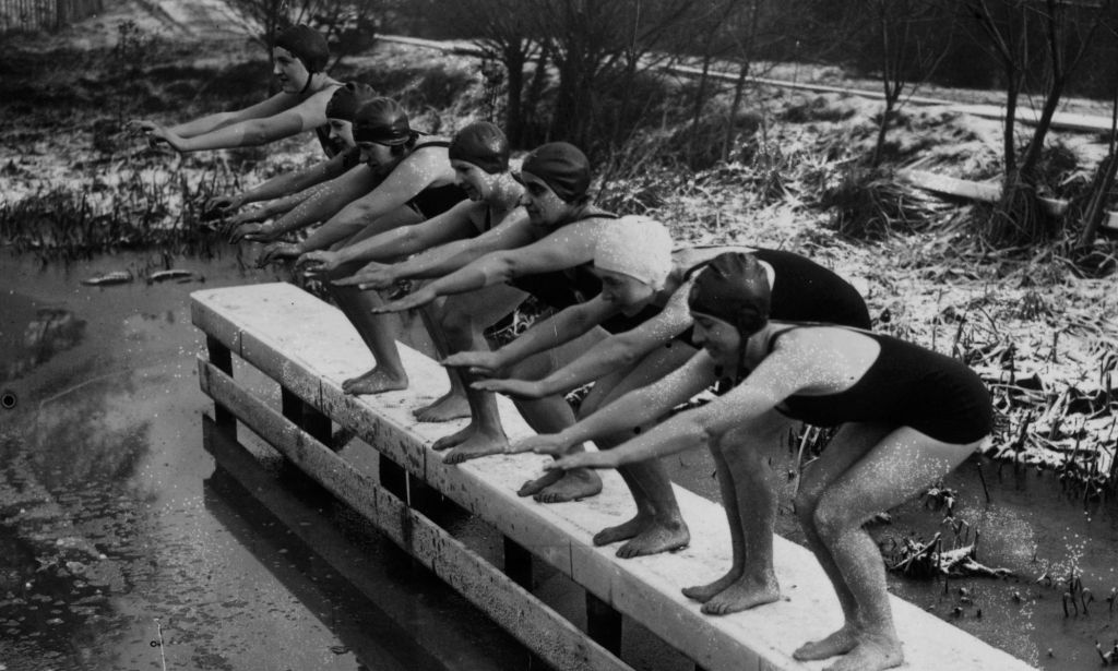 Une photo de 1935 montrant des femmes couvertes de neige se préparant à plonger dans la piscine pour dames de Kenwood.