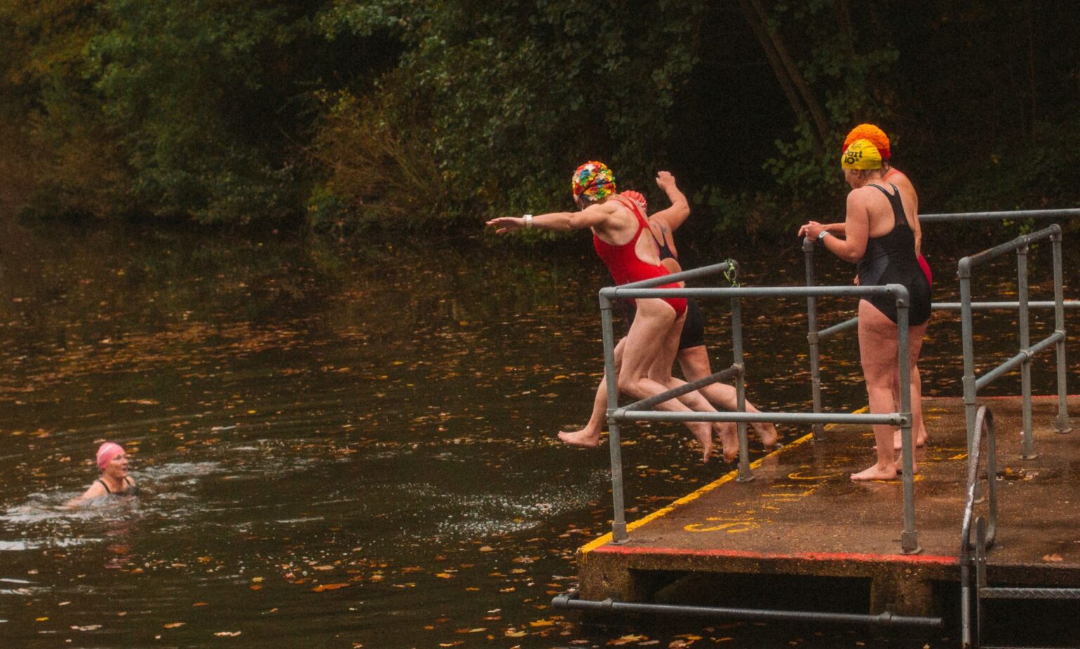 « Comment Sex Matters ose-t-il essayer de me refuser le droit d'utiliser les étangs de Hampstead » Women jumping into Kenwood Ladies