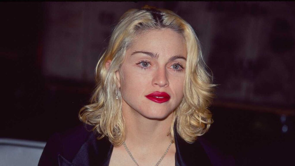 La chanson virale de Madonna de 1992 pourrait en réalité avoir une signification beaucoup plus profonde American singer & actress Madonna attends a Martha Graham dance event at the City Center, New York, New York, October 2, 1990.