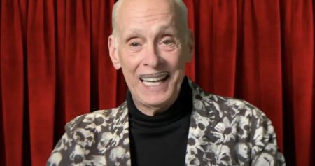 Le cinéaste John Waters est prêt à mettre la bague au doigt – pour la bonne cause