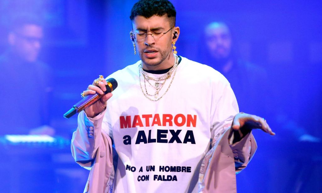 Bad Bunny porte un T-shirt dédicacé à Alexa Negron Luciano.
