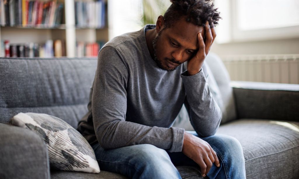 Un homme avec la tête dans la main.