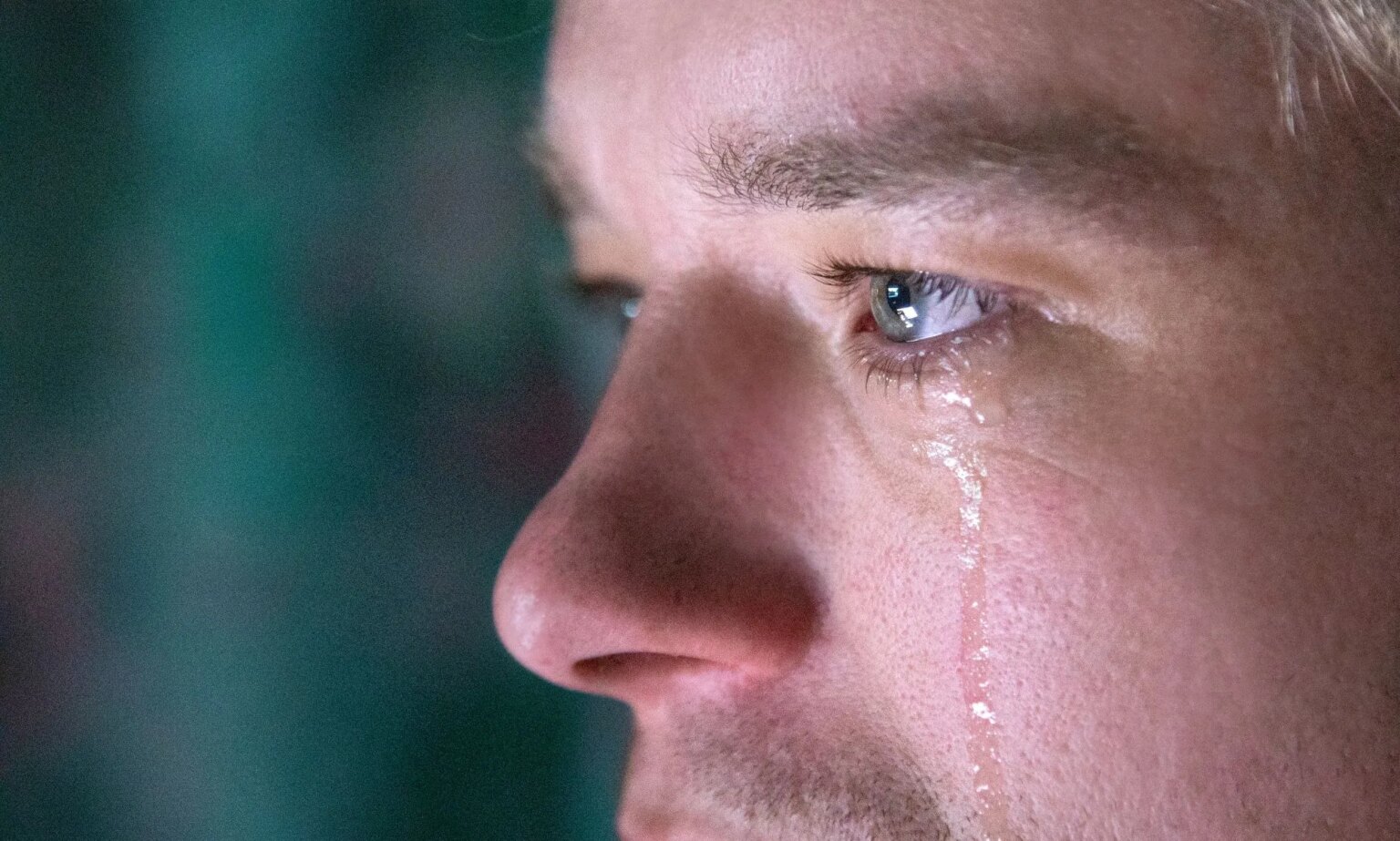 Près d'un homme britannique sur cinq déclare ne pas avoir pleuré depuis 10 ans Man crying.