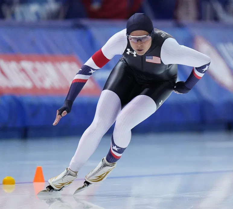 Brittany Bowe participe au 1 000 mètres féminin lors des essais de l'équipe olympique américaine de patinage de vitesse sur longue piste