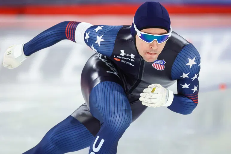 21 novembre 2025 ; Calgary, Alberta, CANADA ; Conor McDermott-Mostowy, des États-Unis, participe au 1000 m masculin
