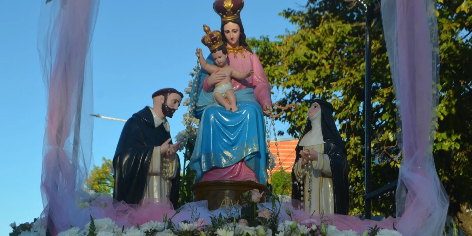 Un prêtre catholique célèbre le mariage d'un couple transgenre Our Lady of Pompeii parish in Corrientes