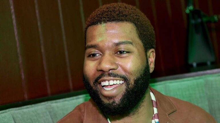 Khalid abandonne la célébration de son anniversaire pour appeler ICE dans un message plein d'espoir Khalid attends the It