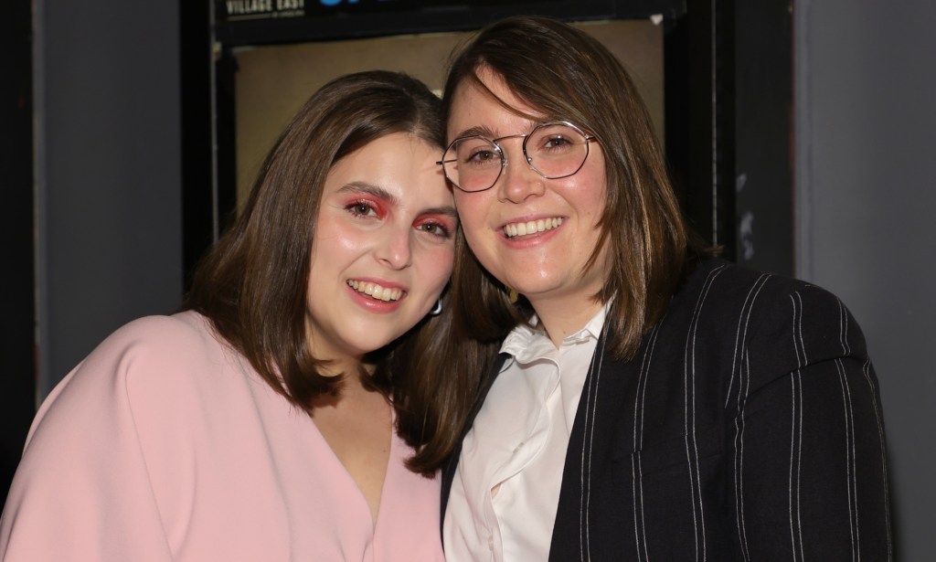 Beanie Feldstein (à gauche) et Bonnie-Chance Roberts (à droite) sont officiellement mariés !