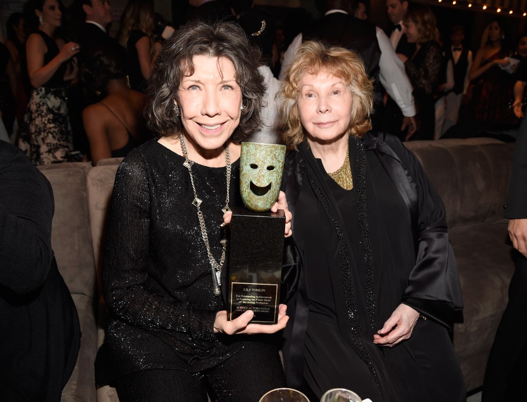 L'actrice Lily Tomlin (à gauche) et l'écrivaine Jane Wagner assistent au gala annuel des Screen Actors Guild Awards du People et du FEI