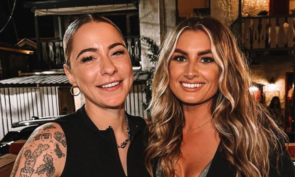 Lucy Spraggan et sa fiancée Emilia Smith souriantes.