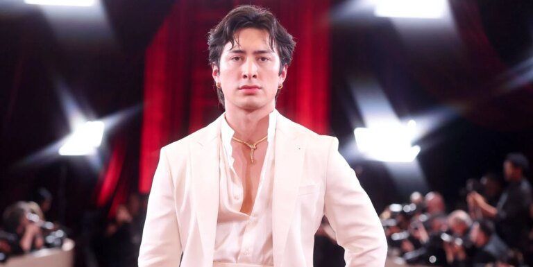 5 raisons pour lesquelles nous aimons Hudson Williams de Heated Rivalry alors qu'il fête ses 25 ans Hudson Williams at the Golden Globes