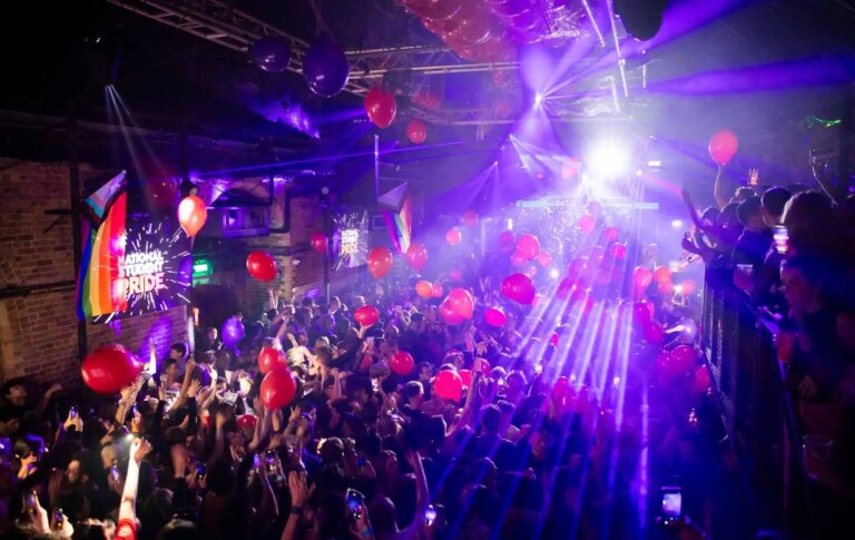 Les effets d'entraînement dévastateurs des attaques de Trump contre la DEI sur les réductions des entreprises dans le cadre de la fierté au Royaume-Uni : « Les jeunes en paient le prix » Les effets d'entraînement dévastateurs des attaques de Trump contre la DEI sur les réductions des entreprises dans le cadre de la fierté au Royaume-Uni : « Les jeunes en paient le prix »