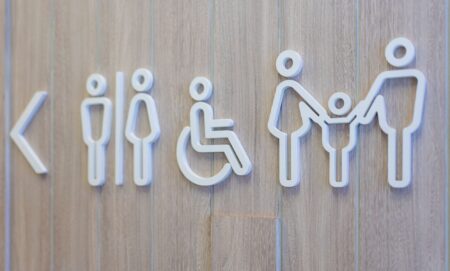 Les États-Unis appliquent la loi anti-trans sur les « primes aux toilettes » malgré le veto du gouverneur