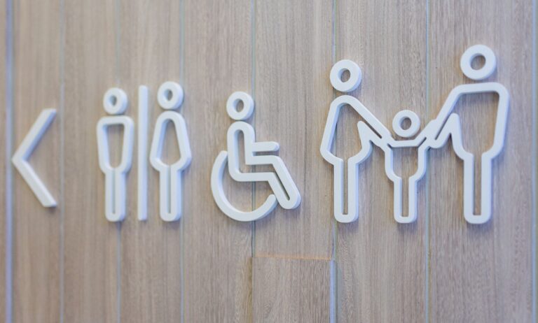 Les États-Unis appliquent la loi anti-trans sur les « primes aux toilettes » malgré le veto du gouverneur Les États-Unis appliquent la loi anti-trans sur les « primes aux toilettes » malgré le veto du gouverneur