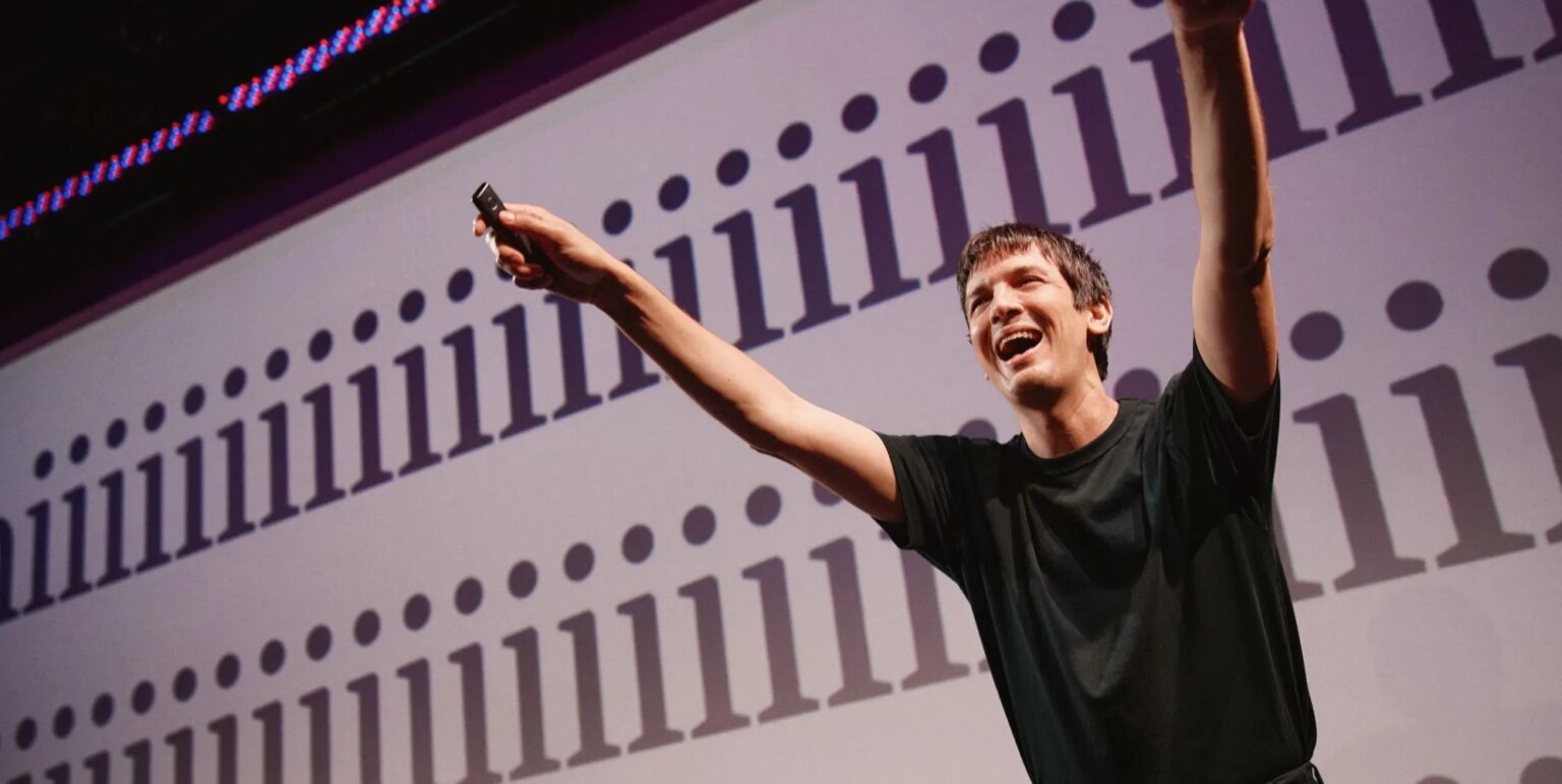 « C'est pour les pervers qui ont connu la mort ! » : Josh Sharp et Sam Pinkleton à propos de leur collaboration pour la comédie PowerPoint « ta-da ! » "C'est pour les pervers qui ont connu la mort !" : Josh Sharp et Sam Pinkleton à propos de leur collaboration pour la comédie PowerPoint "ta-da !"