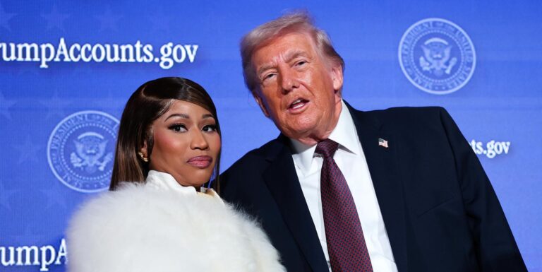Trump fait l'éloge de la « belle peau » de Nicki Minaj dans un étrange discours du Mois de l'histoire des Noirs Nicki Minaj appeared on stage with Donald Trump