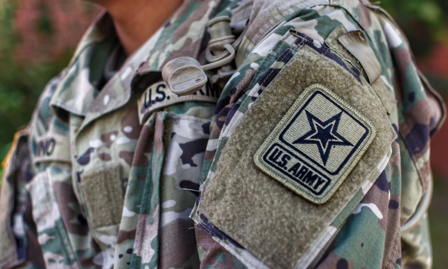 Un tribunal américain décide que les personnes séropositives peuvent être bannies de l'armée The US military now bans HIV-positive citizens from enlisting.