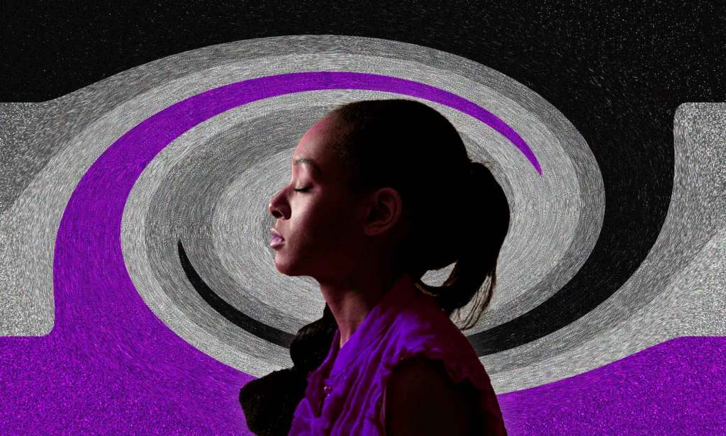 Photo d'une femme avec la couleur du drapeau de la fierté asexuée.