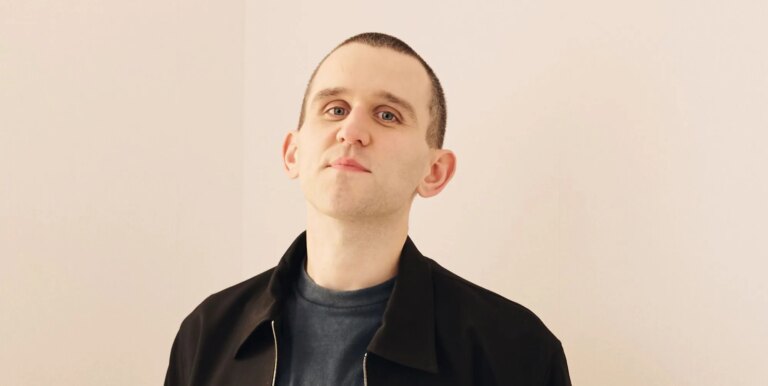 Harry Melling et Harry Lighton sur leur réponse partagée à Pillion : « Le mettre au monde était terrifiant » Harry Melling et Harry Lighton sur leur réponse partagée à Pillion : "Le mettre au monde était terrifiant"