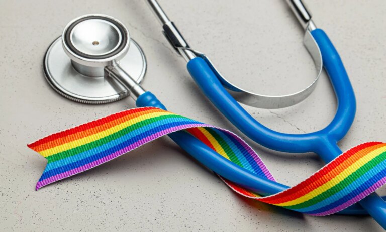 Un autre hôpital abandonne les soins de santé pour les jeunes trans Un autre hôpital abandonne les soins de santé pour les jeunes trans