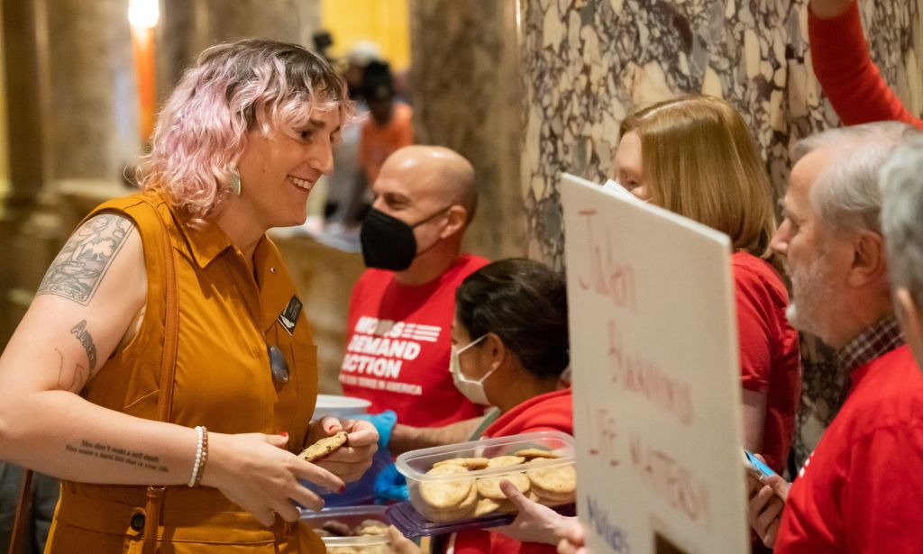 Leigh Finke s'adressant aux membres d'une ligne de protestation.