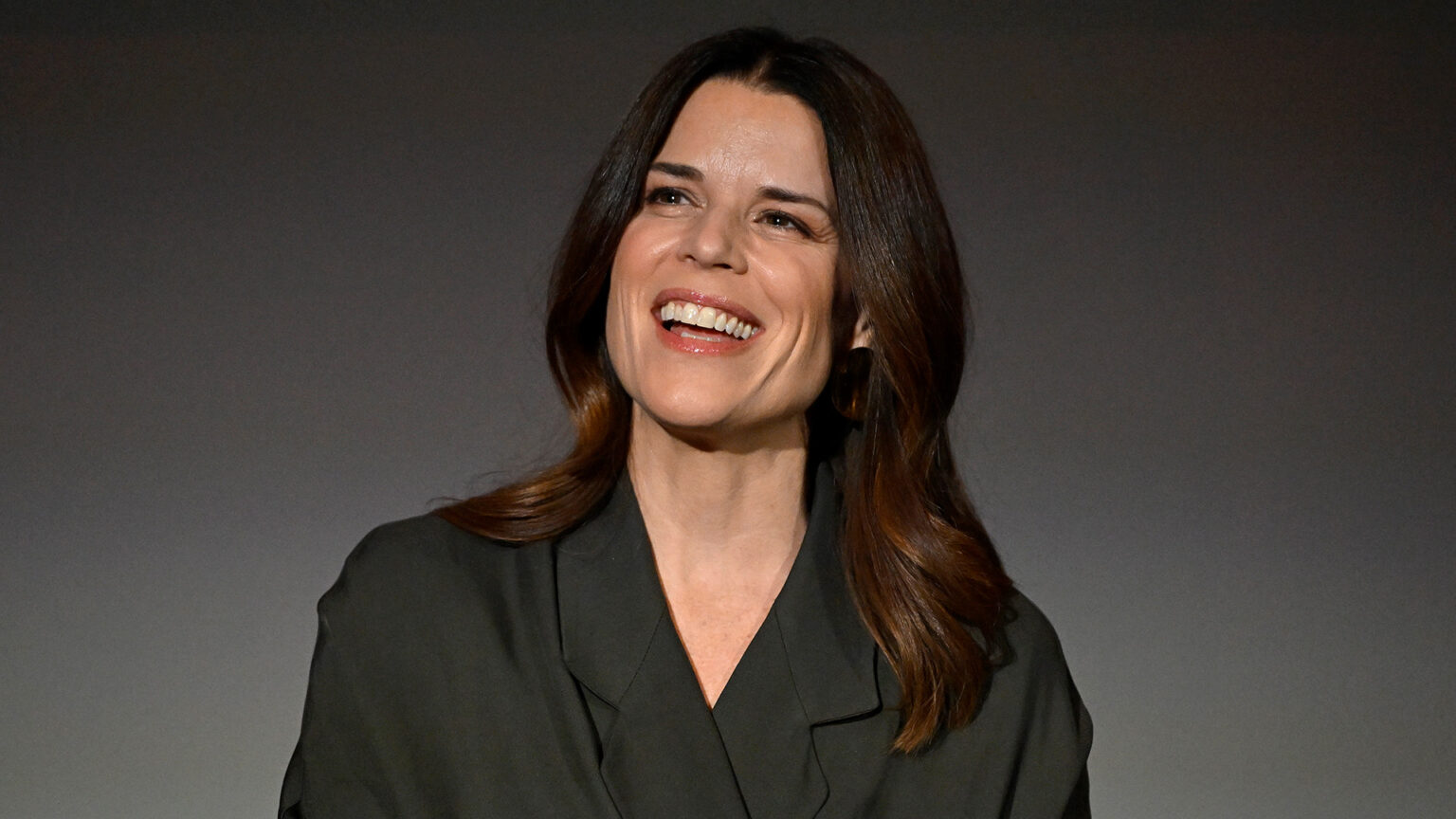 Neve Campbell sur le pouvoir émotionnel de « Scream 7 » et du retour de Sidney : « J'étais en larmes » (Exclusif) Logo