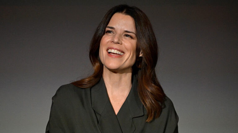 Neve Campbell sur le pouvoir émotionnel de « Scream 7 » et du retour de Sidney : « J'étais en larmes » (Exclusif) Logo