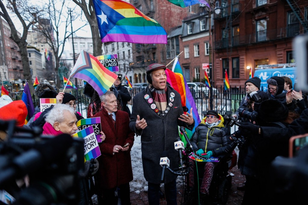 Le militant des droits de l'homme Jay Walker s'exprime lors d'une manifestation devant le monument Stonewall à Manhattan à New York, le 10 février 2026.