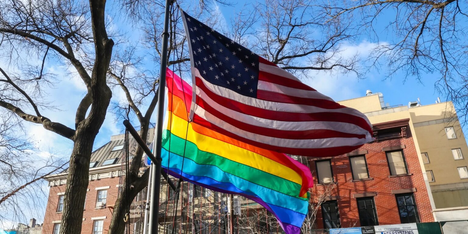 Que se passe-t-il avec le drapeau de la fierté au monument national de Stonewall The Pride flag was re-instated at the Stonewall National Monument