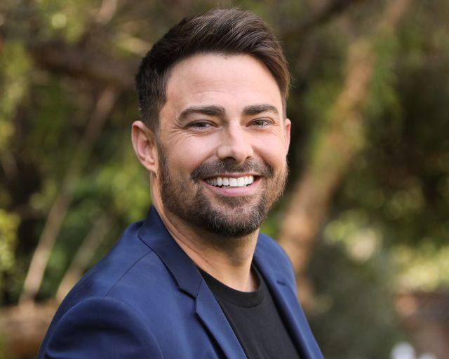 L'acteur Jonathan Bennett visite Hallmark Channel "Maison et famille" à Universal Studios Hollywood le 27 avril 2021 à Universal City, Californie.