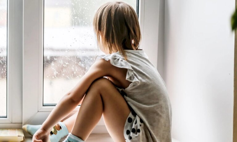 Les bloqueurs de puberté sont désormais totalement inaccessibles aux jeunes trans après la pause de l’essai du NHS A child sat looking out of a window.