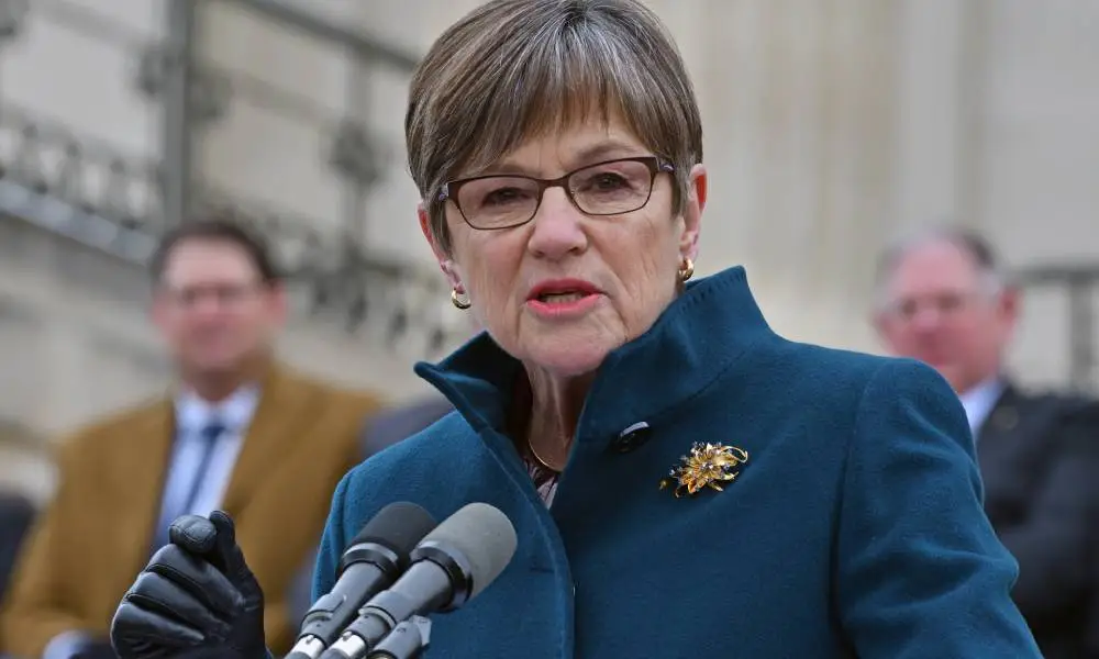 La gouverneure du Kansas, Laura Kelly, s'adresse à la foule alors qu'elle se tient sur un podium