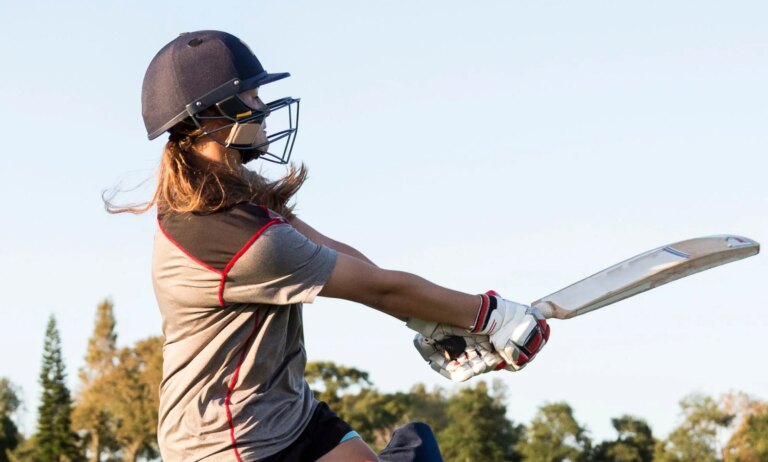 Une femme trans dit qu'elle n'a pas le droit de jouer au cricket pour s'amuser Someone swinging a cricket bat.