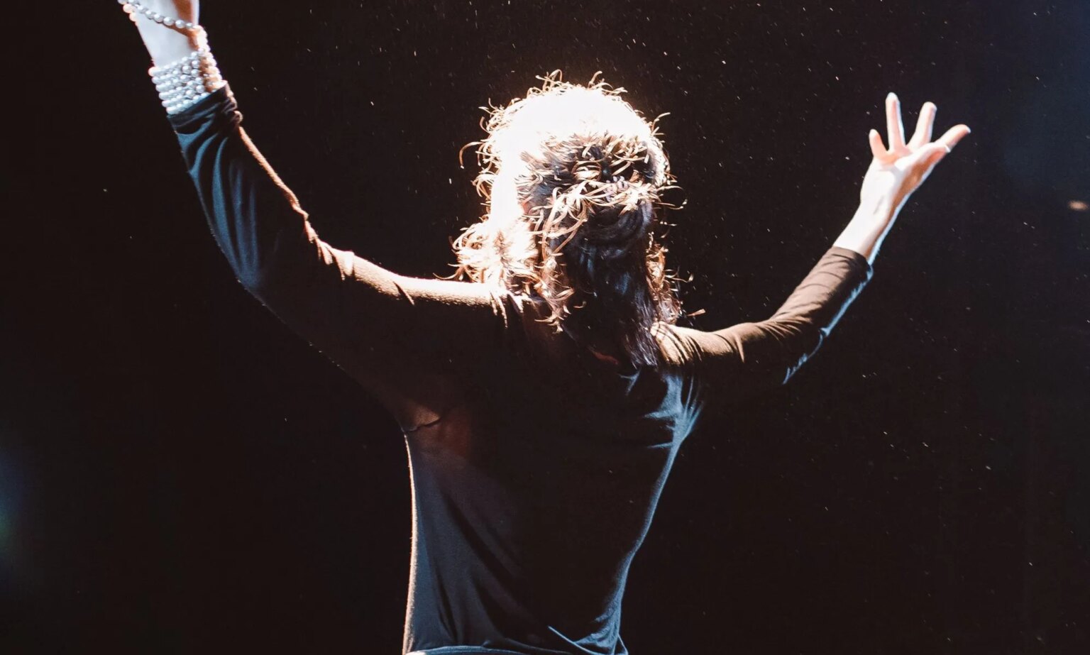 Le théâtre LGBTQ+ de Londres lance une nouvelle saison – voici ce qui se passe A person on a stage.