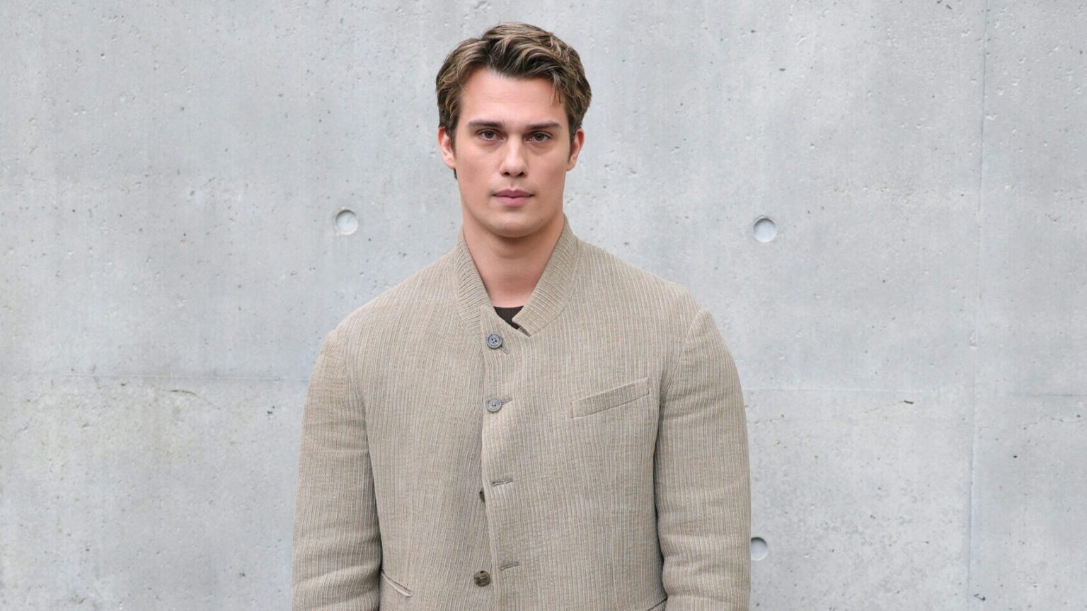 Nicholas Galitzine vole la vedette à la Fashion Week de Milan dans un costume beige à couper le souffle Logo