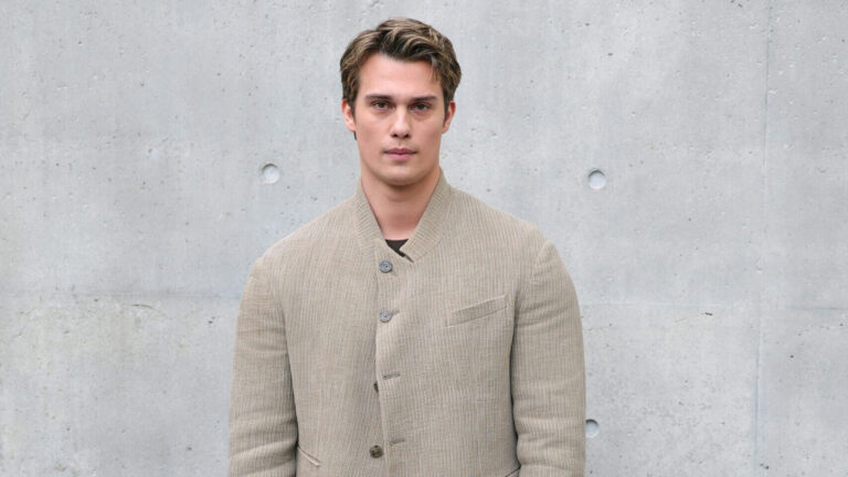 Nicholas Galitzine vole la vedette à la Fashion Week de Milan dans un costume beige à couper le souffle Logo
