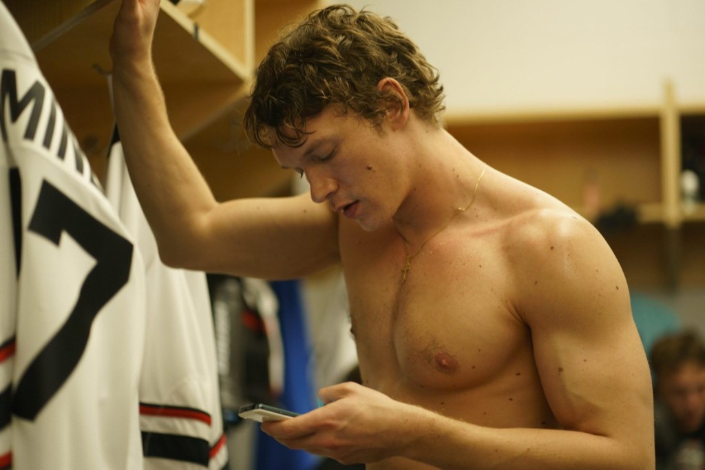 Connor Storrie dans le rôle d'Ilya Rozanov dans Rivalité chauffée